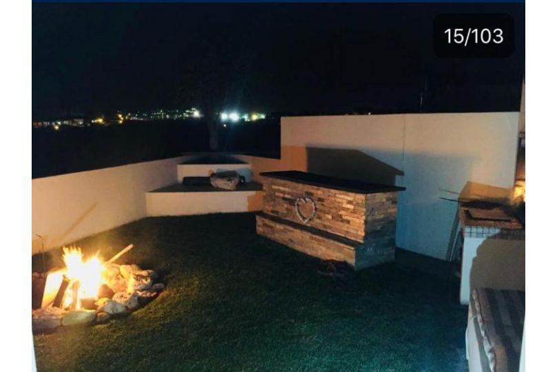 PERFECT 10 - 7 to 13 Sleeper Luxury Holiday Home Breakage Deposit of R2500 for 10 to 13 persons per weekend Guest house, Langebaan - imaginea 7
