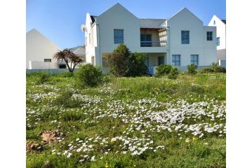 PERFECT 10 - 7 to 13 Sleeper Luxury Holiday Home Breakage Deposit of R2500 for 10 to 13 persons per weekend Guest house, Langebaan - 2