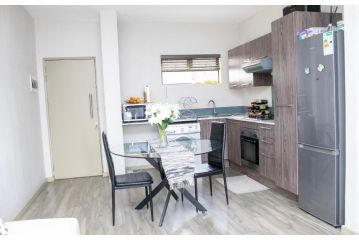 Petite 1 bedroom apartment in a tranquil environment Apartment, Sandton - 3