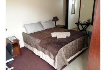 Pine Tree Lodge PE Hotel, Port Elizabeth - 3