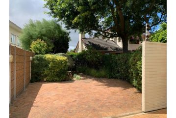 Pinoak Cottage Constantia Guest house, Cape Town - 5