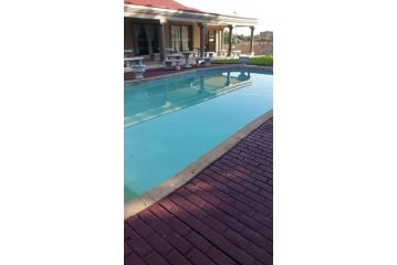Pool Patio WIFI DSTV Host Event 4 Bedroom Apartment, Roodepoort - 5