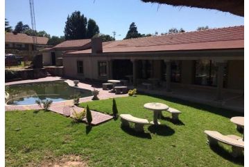 Pool Patio WIFI DSTV Host Event 4 Bedroom Apartment, Roodepoort - 1