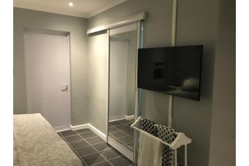 Studio pool room Apartment, Hout Bay - 5