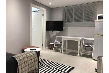 Private Bachelor Pad in Sea Point Apartment, Cape Town - 1