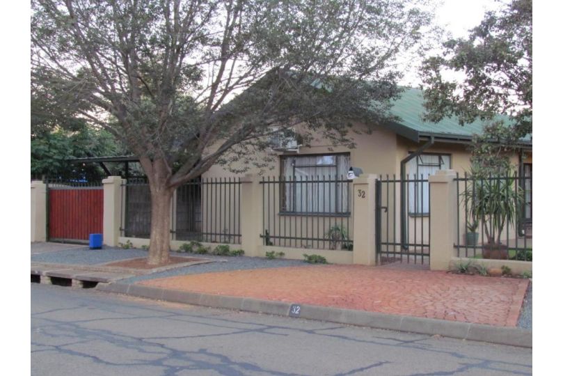 PureJoy Self-Catering Accommodation Apartment, Bloemfontein - imaginea 11