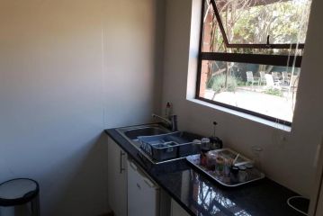 Quiet and Comfortable in Greenside Apartment, Johannesburg - 3