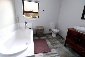 Quiet and Comfortable in Greenside Apartment, Johannesburg - 4