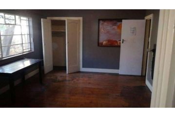 Reduced Room to rent in House in Hatfield , Pretoria R3000 Guest house, Pretoria - 3