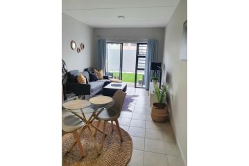 Refreshing Modern Stay-Entire Apartment w/ a Garden Apartment, Cape Town - 4