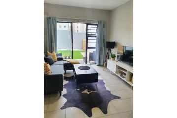 Refreshing Modern Stay-Entire Apartment w/ a Garden Apartment, Cape Town - 2