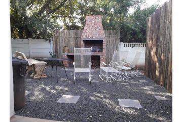 Relax in Joy & Mignon for a bushveld Feeling Apartment, Bloemfontein - 4