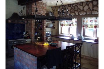 Riverside Hide-a-Way Apartment, Wilderness - 3