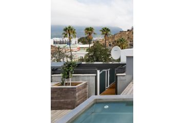 Roof top deck with tub,BBQ, De waterkant Guest house, Cape Town - 4