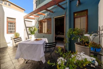 Room in Guest room - Leeuwenzee Guesthouse - Court Yard with self catering Guest house, Cape Town - 2