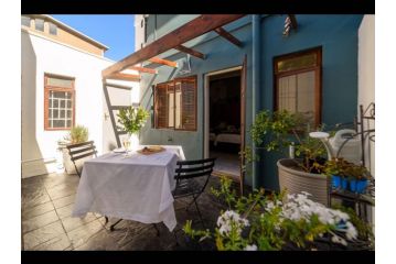 Room in Guest room - Leeuwenzee Guesthouse - Court Yard with self catering Guest house, Cape Town - 3