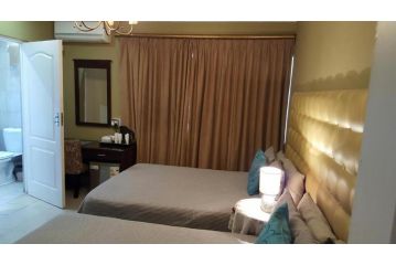 Room in Lodge - Savoy Lodge - Budget standard double room Guest house, Cape Town - 2