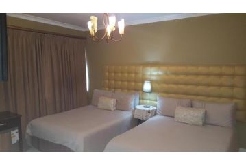 Room in Lodge - Savoy Lodge - Budget standard double room Guest house, Cape Town - 1