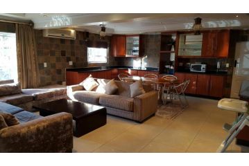 Room in Lodge - Savoy Lodge - Budget Triple Room 3 Guest house, Cape Town - 4