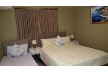 Room in Lodge - Savoy Lodge - Budget Triple Room 3 Guest house, Cape Town - 3