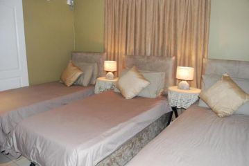 Room in Lodge - Savoy Lodge - Budget Triple Room 4 Guest house, Cape Town - 1