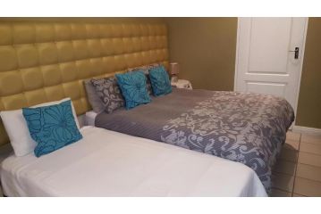 Room in Lodge - Savoy Lodge - Budget Triple Room 5 Guest house, Cape Town - 1
