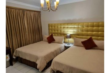 Room in Lodge - Savoy Lodge - Budget Triple Room 5 Guest house, Cape Town - 2