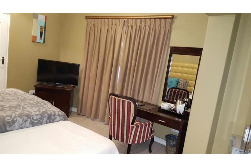 Room in Lodge - Savoy Lodge - Budget Triple Room Guest house, Cape Town - imaginea 12