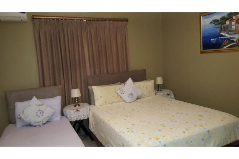 Room in Lodge - Savoy Lodge - Budget Triple Room Guest house, Cape Town - imaginea 1