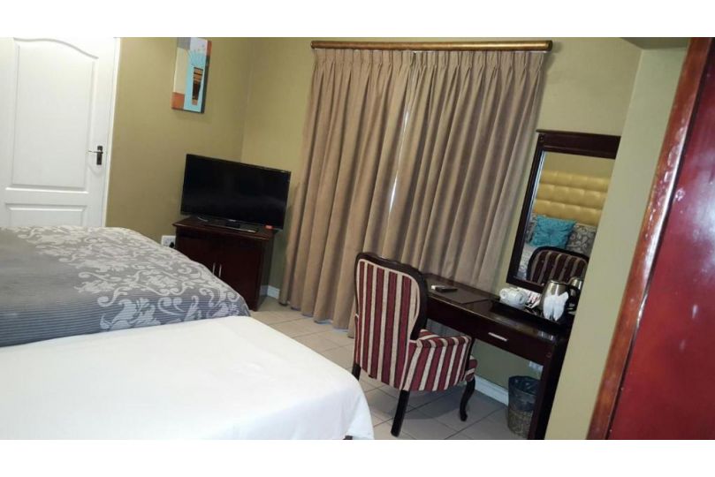 Room in Lodge - Savoy Lodge - Budget Triple Room Guest house, Cape Town - imaginea 11