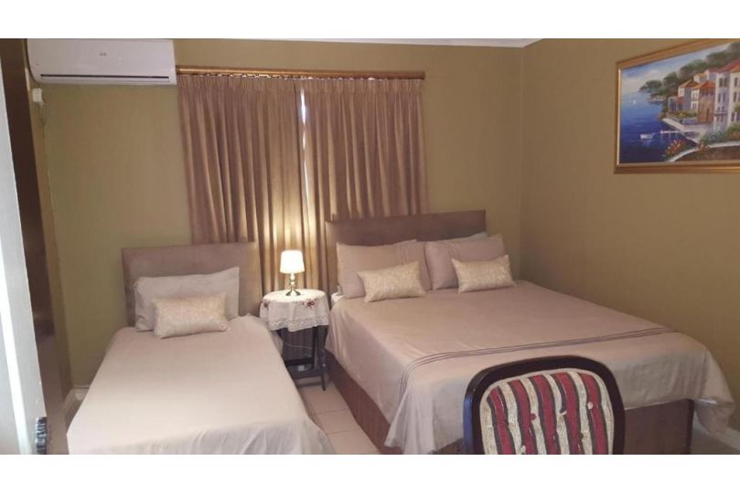 Room in Lodge - Savoy Lodge - Budget Triple Room Guest house, Cape Town - imaginea 17
