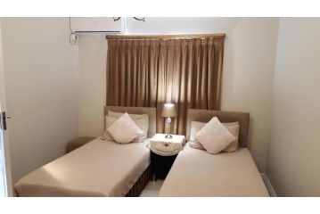Room in Lodge - Savoy Lodge - Standard Double room 4 Guest house, Cape Town - 2