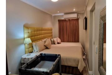 Room in Lodge - Savoy Lodge - Triple room Guest house, Cape Town - 2