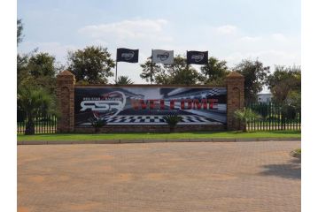 Red Star Raceway Hotel, Delmas - 2