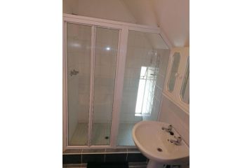 Rural feeling Self Catering Next door to Sandton Apartment, Midrand - 5