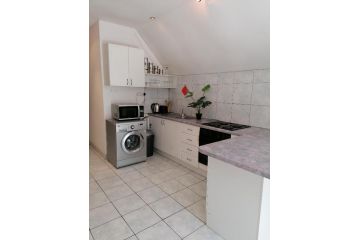 Rural feeling Self Catering Next door to Sandton Apartment, Midrand - 3