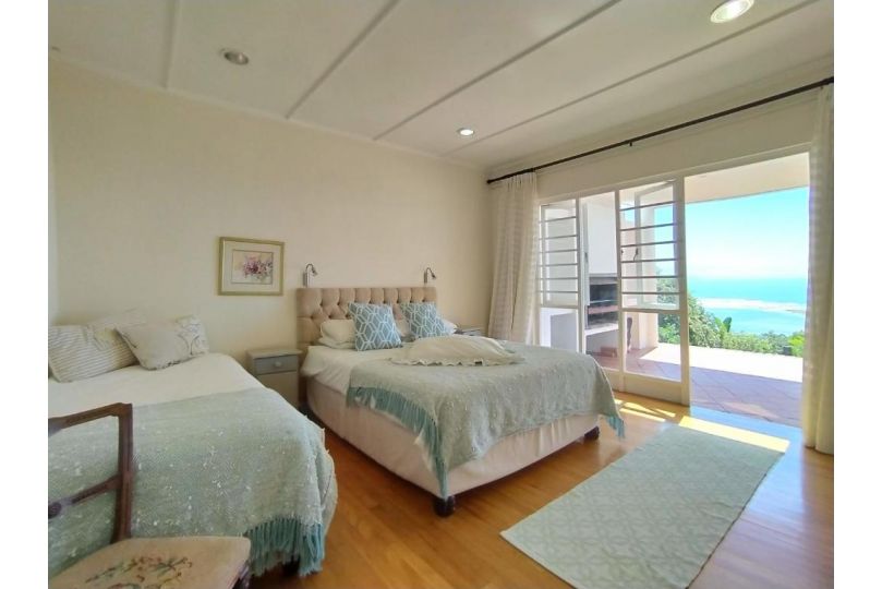 Russell's Holiday Home - Covered Patio & Sea Views, Large Garden & Pet Friendly Villa, Plettenberg Bay - imaginea 15
