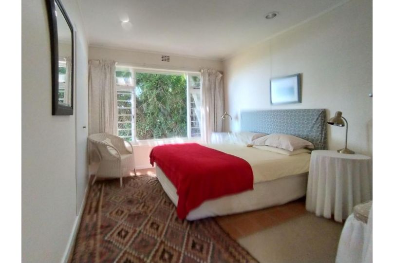 Russell's Holiday Home - Covered Patio & Sea Views, Large Garden & Pet Friendly Villa, Plettenberg Bay - imaginea 20