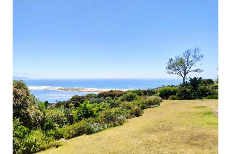 Russell's Holiday Home - Covered Patio & Sea Views, Large Garden & Pet Friendly Villa, Plettenberg Bay - imaginea 11