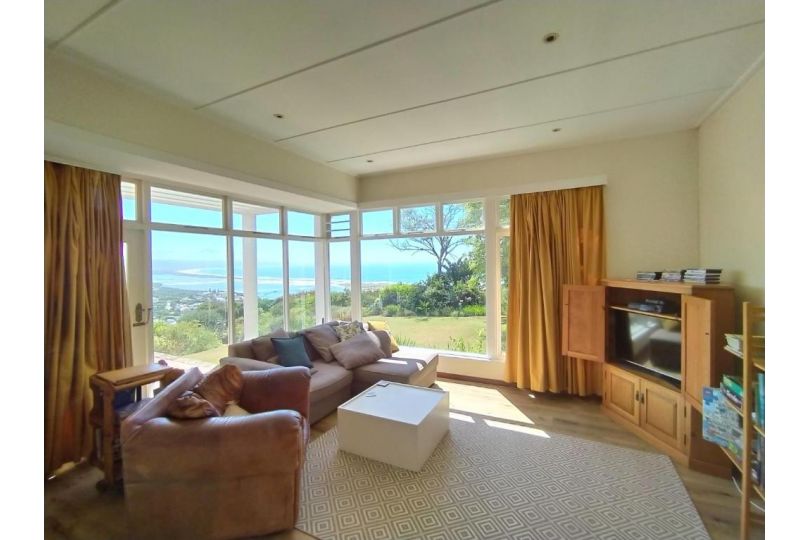 Russell's Holiday Home - Covered Patio & Sea Views, Large Garden & Pet Friendly Villa, Plettenberg Bay - imaginea 6
