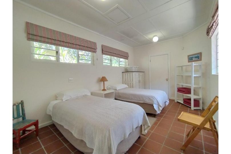 Russell's Holiday Home - Covered Patio & Sea Views, Large Garden & Pet Friendly Villa, Plettenberg Bay - imaginea 17