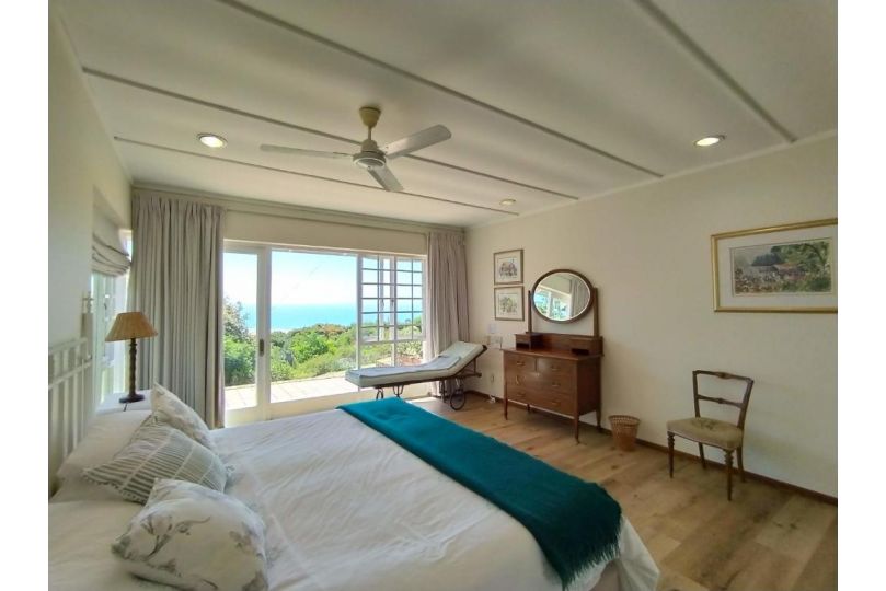 Russell's Holiday Home - Covered Patio & Sea Views, Large Garden & Pet Friendly Villa, Plettenberg Bay - imaginea 14