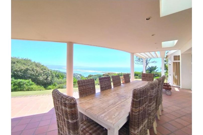 Russell's Holiday Home - Covered Patio & Sea Views, Large Garden & Pet Friendly Villa, Plettenberg Bay - imaginea 8