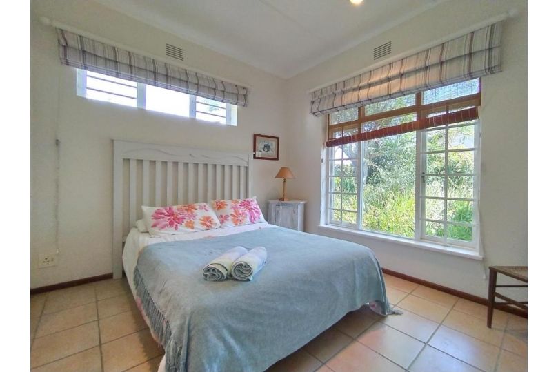 Russell's Holiday Home - Covered Patio & Sea Views, Large Garden & Pet Friendly Villa, Plettenberg Bay - imaginea 16