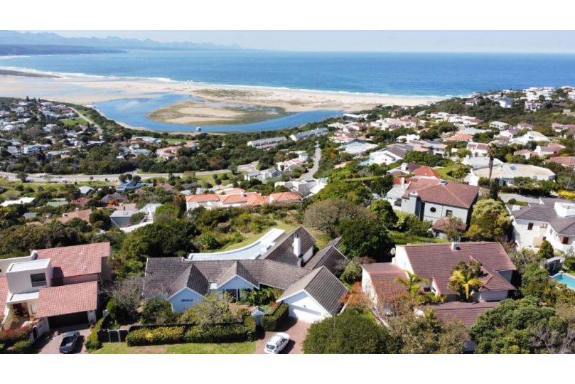 Russell's Holiday Home - Covered Patio & Sea Views, Large Garden & Pet Friendly Villa, Plettenberg Bay - imaginea 4
