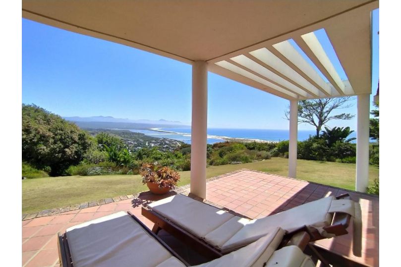 Russell's Holiday Home - Covered Patio & Sea Views, Large Garden & Pet Friendly Villa, Plettenberg Bay - imaginea 2