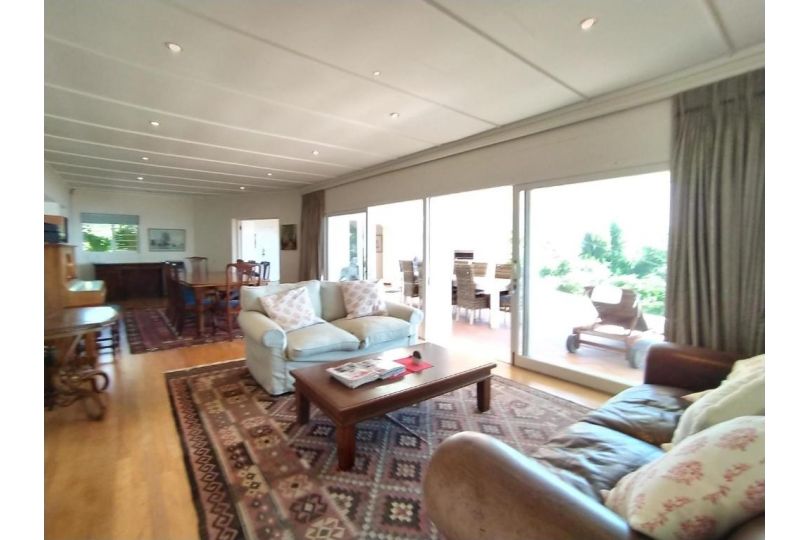 Russell's Holiday Home - Covered Patio & Sea Views, Large Garden & Pet Friendly Villa, Plettenberg Bay - imaginea 5