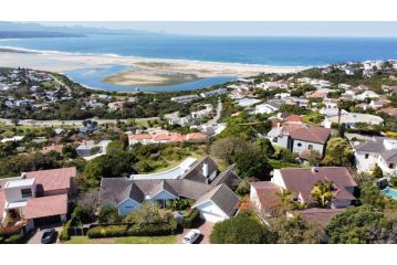 Russell's Holiday Home - Covered Patio & Sea Views, Large Garden & Pet Friendly Villa, Plettenberg Bay - 4