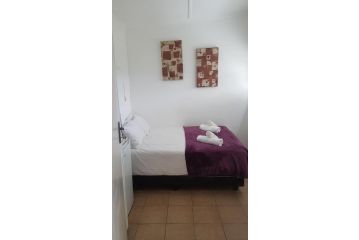 Rustic Budget DBL Room Bed and breakfast, Cape Town - 3