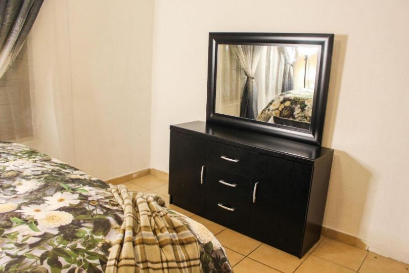 Rustic private room perfect for individuals or couples Guest house, Sandton - imaginea 7